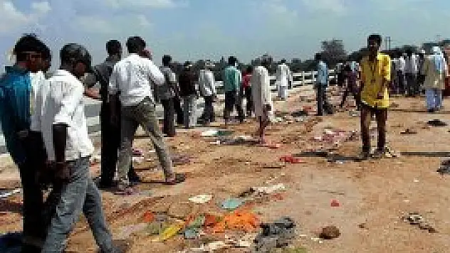 Hindistan'daki köprü izdihamında ölü sayısı artıyor