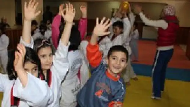 Şampiyon minikler Taekwondo'yu oyunlarla öğreniyor