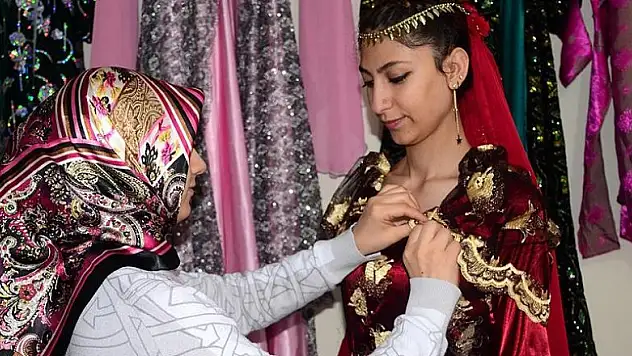 Bitlisli kadınlar Kösem Sultan'ın elbiselerini dikti