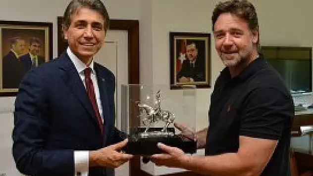 Russel Crowe filmi için mekan bakıyor