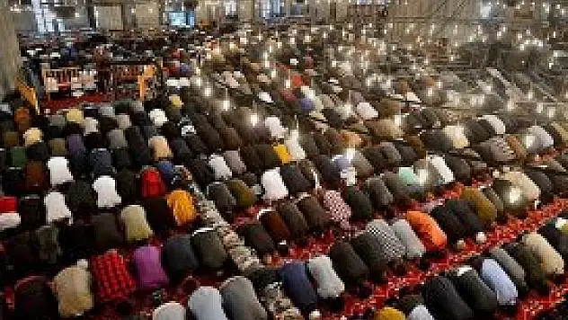 Bayram sabahı camiler doldu taştı