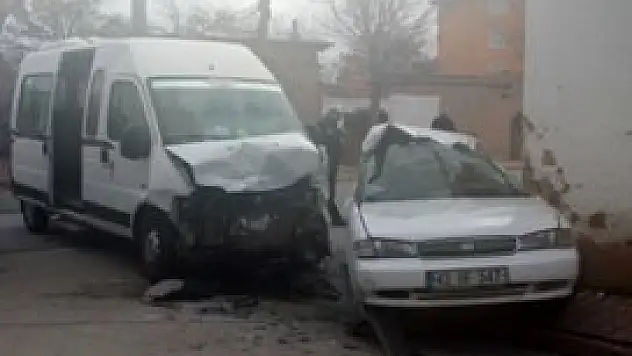 Öğrenci servisi ile otomobil çarpıştı: 4 yaralı