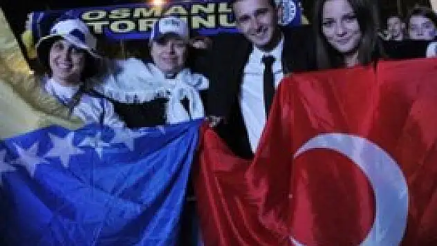 Bosna sevincini Türk bayraklarıyla kutladı