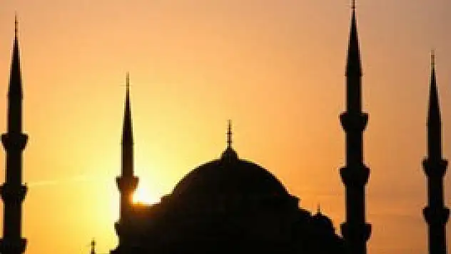 Atık kağıtları satarak cami yaptırıyorlar