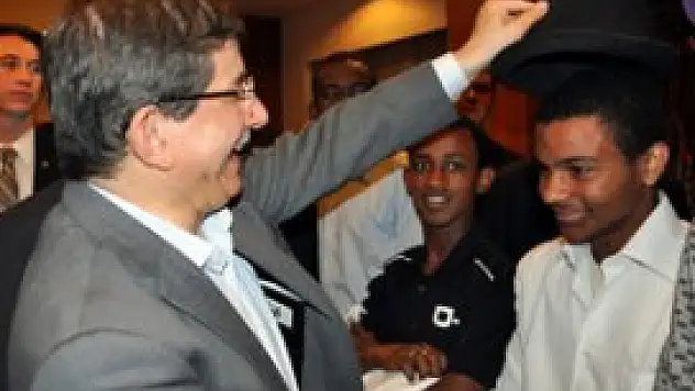 Dışişleri Bakanı Davutoğlu öğrencilerle buluştu