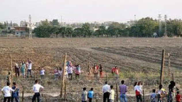 Mayınlı alanların kenarında bayramlaştılar