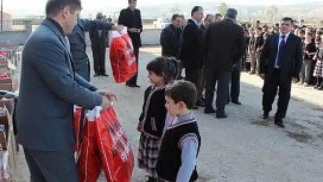 Beyşehir'de öğrencilere giyisi yardımı