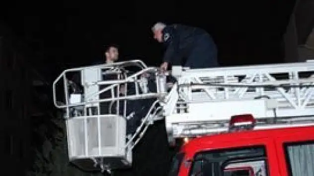 Doktor balkonda mahsur kaldı