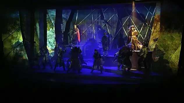 Perdeler dolu salona açıldı