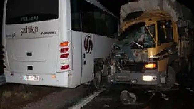 Otobüs, kamyon ile çarpıştı 2 yaralı