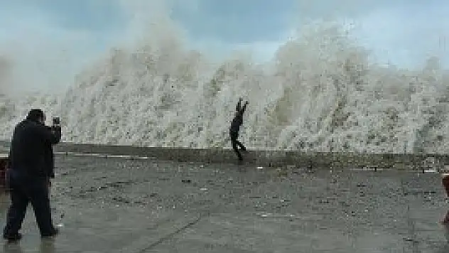 Fırtınada dalgalar 4 metreyi aştı