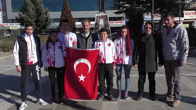 Beyşehir'de sporcular madalyalarını şehitlere armağan etti