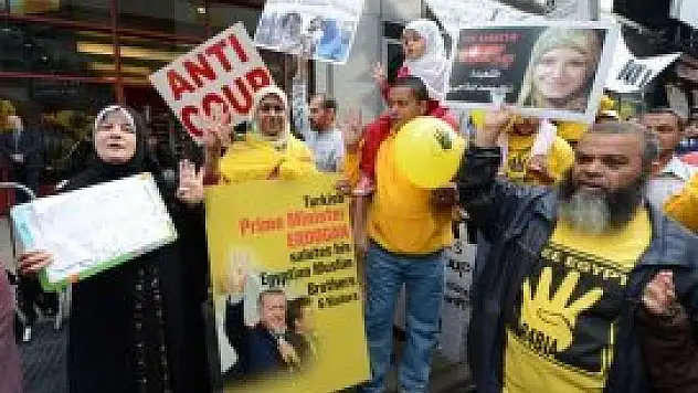 Times Meydanı'nda darbe protestosu