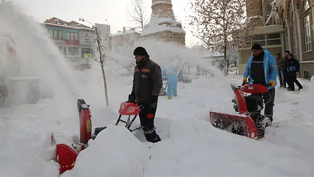 Beyşehir'de kaldırımlar kardan arındırılıyor