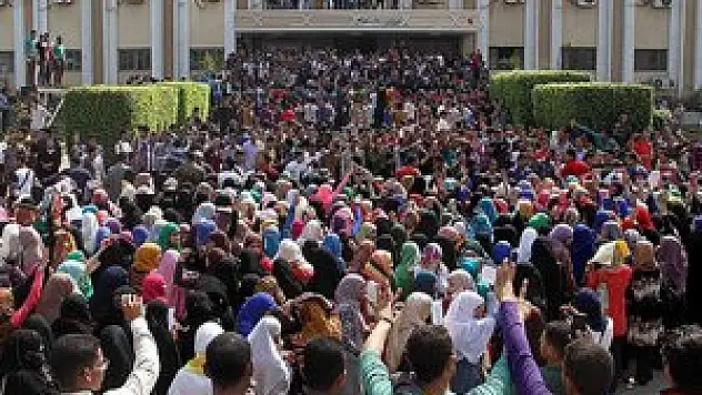 Öğrencilerden darbe karşıtı gösteriler