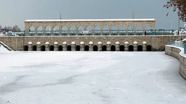Beyşehir Gölü kıyıları buz tuttu