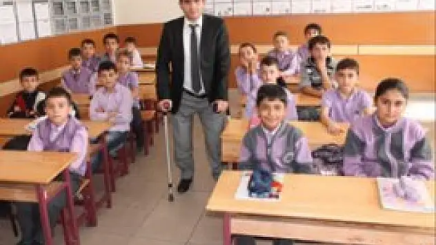 Van depreminde ayaklarını kaybetti ama yılmadı