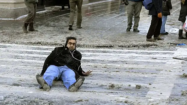 Kışın karda ve buzda kayıp düşmelere dikkat
