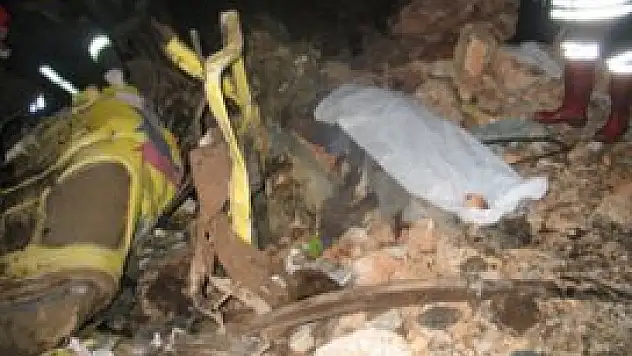 Kamyon kayalıklara çarptı 3 ölü