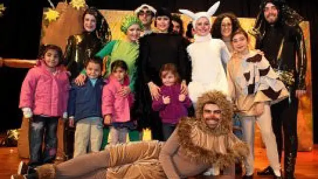 Çocuklar tiyatroda buluşuyor