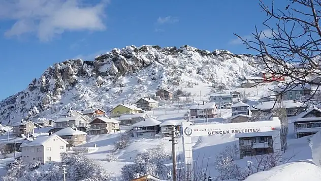 Derebucak'ta kar kalınlığı 1,5 metreye ulaştı