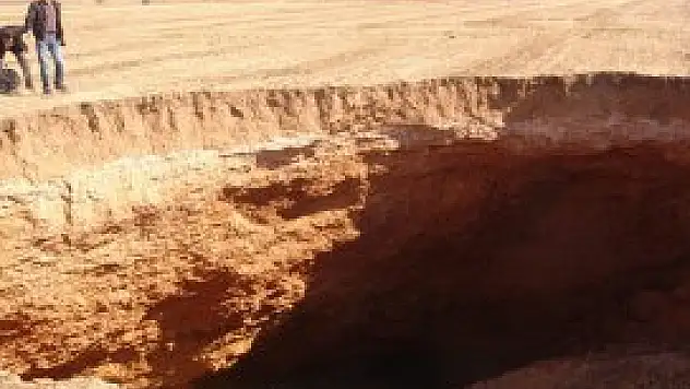 Konya'da 8 metre derinliğinde obruk oluştu