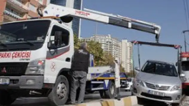 Çarpmamak için tramvay yoluna uçtu