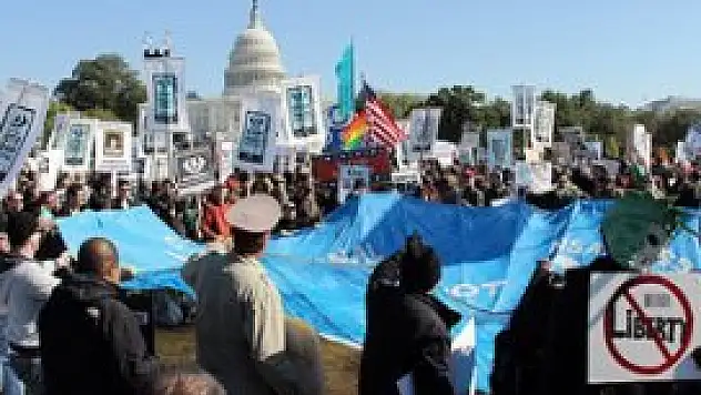 'Bizi İzlemeyi Durdurun' yürüyüşü