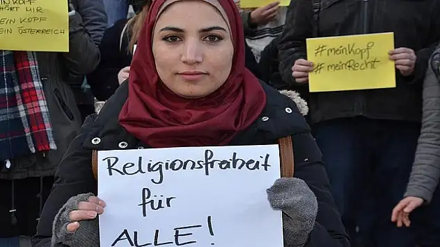 Avusturya'da getirilmek istenen başörtüsü yasağına tepkiler artıyor