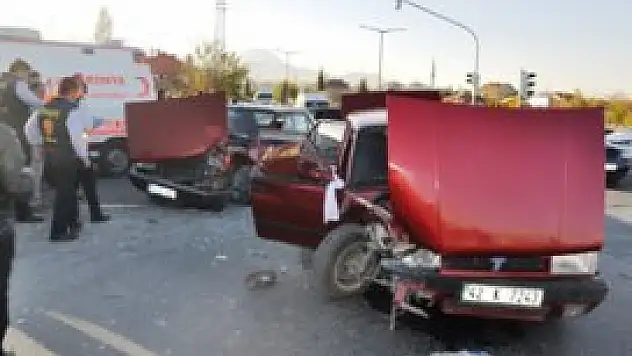 İki otomobil çarpıştı 7 yaralı