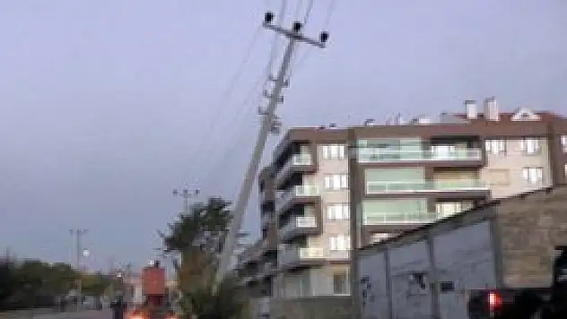 Elektrik direğini kıran sürücü kayıplara karıştı