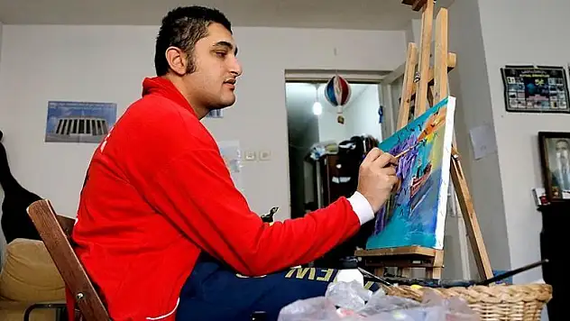 Otistik ressam sergi gelirlerini öğrencilere harcıyor