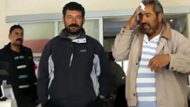 Kaldırımdaki levhaya çarpıp başından yaralandı