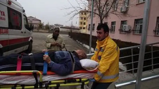 Merdivenlerden düşen yaşlı adam hastanelik oldu