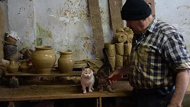 Çömlek ustası sokak hayvanlarına çocuğu gibi bakıyor