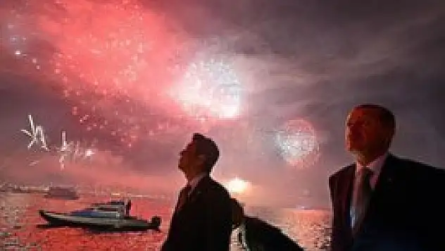 Havai fişek gösterisini konuklarıyla izledi