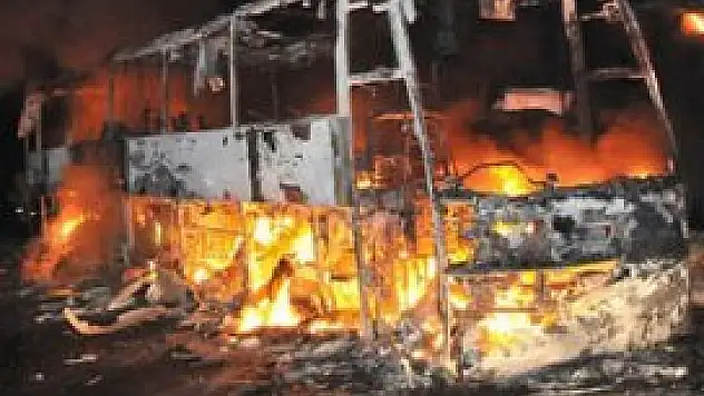 Hindistan'da otobüs yandı: 40 ölü