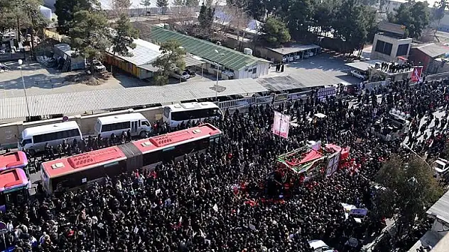 İran'da çöken iş merkezinde ölen itfaiyeciler için cenaze töreni