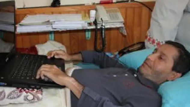 Felçli üvey oğluna 25 yıldır bakıyor