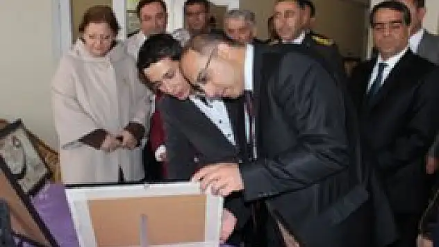 Genç ressamdan hat sergisi