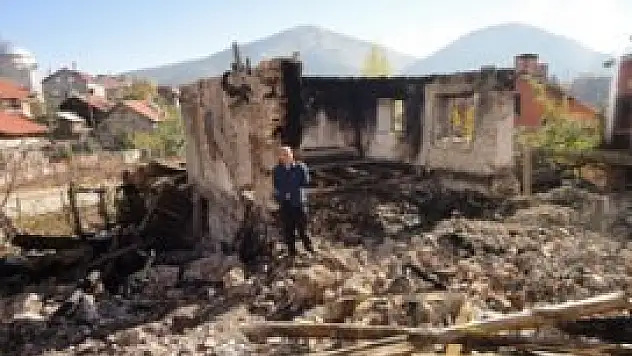 Evi yanan aileye kaymakam sahip çıktı