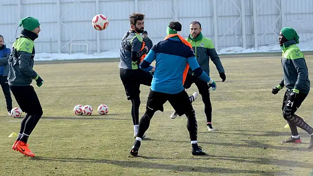 Kartal, dış dünyaya kapandı