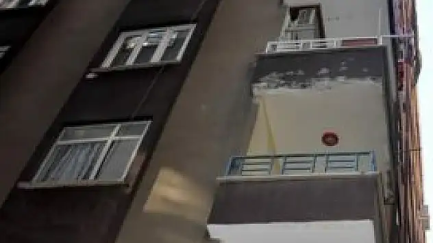 Balkondan düşen kadın hayatını kaybetti