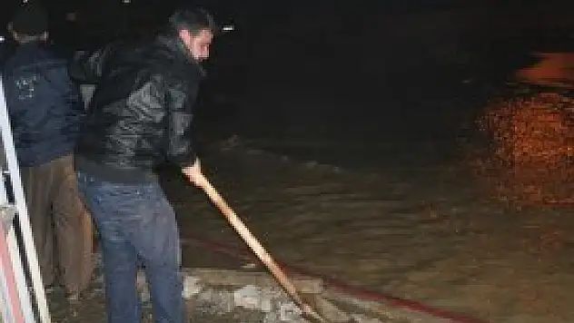 Su borusu patladı, evleri su bastı