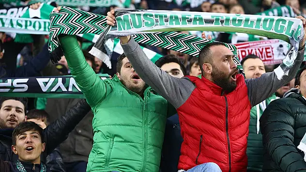 Maçı televizyondan izlediler!