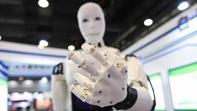 Çin'de yapay zekalı robot insanları yendi