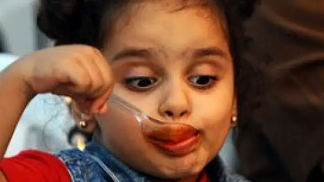 Çocuklara tv karşısında yemek yedirmeyin