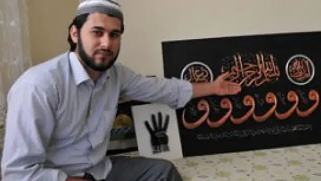 Bin çivi ve bin metre tel ile Rabia işareti yaptı