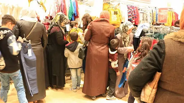 Karatay'dan çocuklara kıyafet hediyesi
