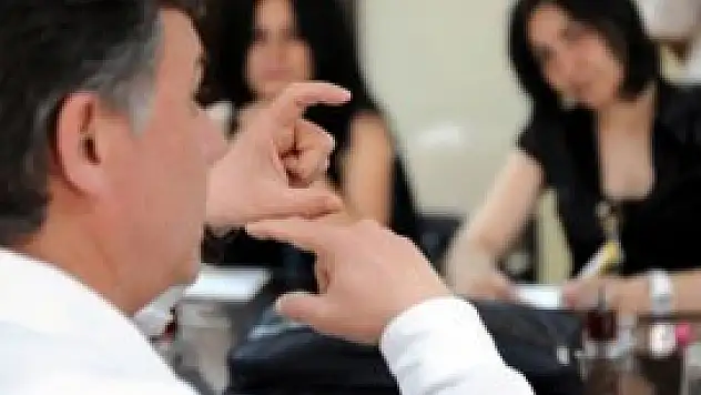 Üniversitelere 'işaret dili' dersi geliyor